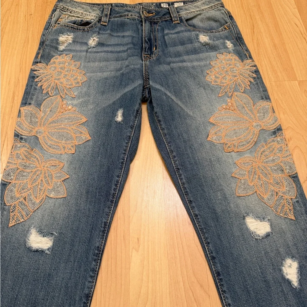 Miss Me Floral Embroidered Distressed Boyfriend Jeans Size 29 💙 - Picture 6 of 9
